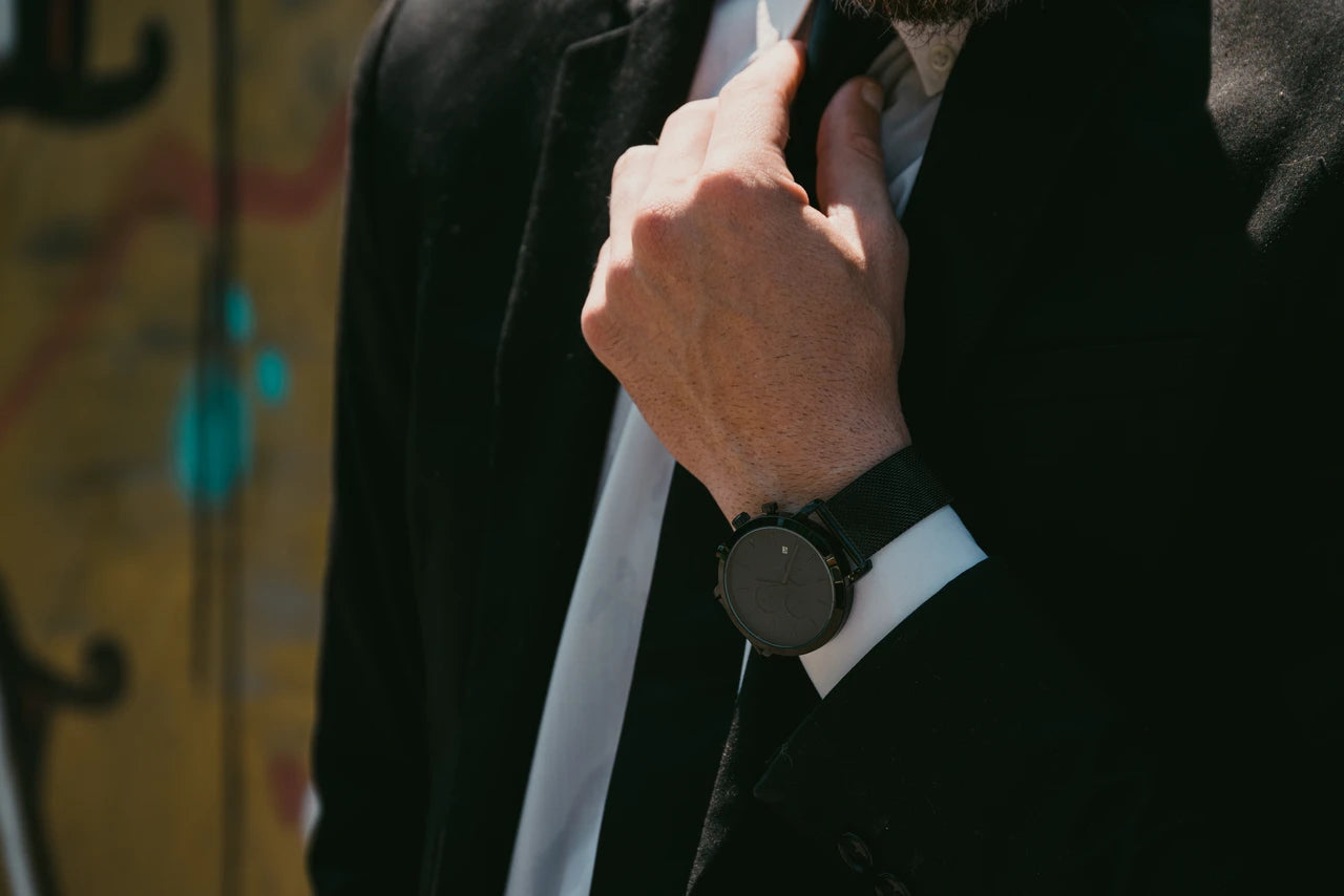 Relógio de Homem Richard Dixon Iconic Chrono Mesh Full Dark com Modelo no Pulso