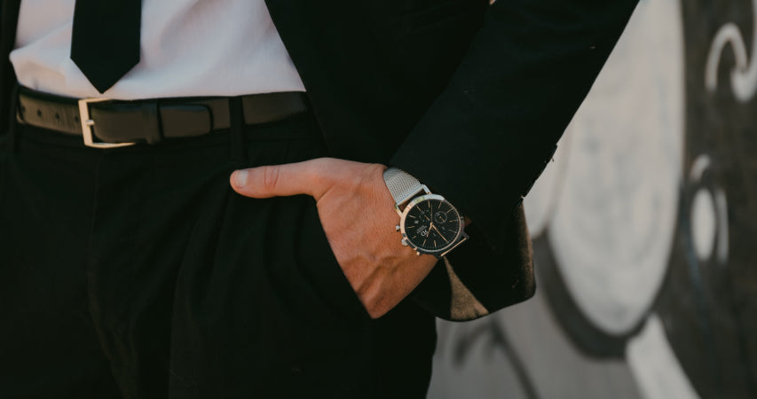 Relógio de Homem Richard Dixon Iconic Chrono Mesh Silver Black no Pulso com Mão no Bolso