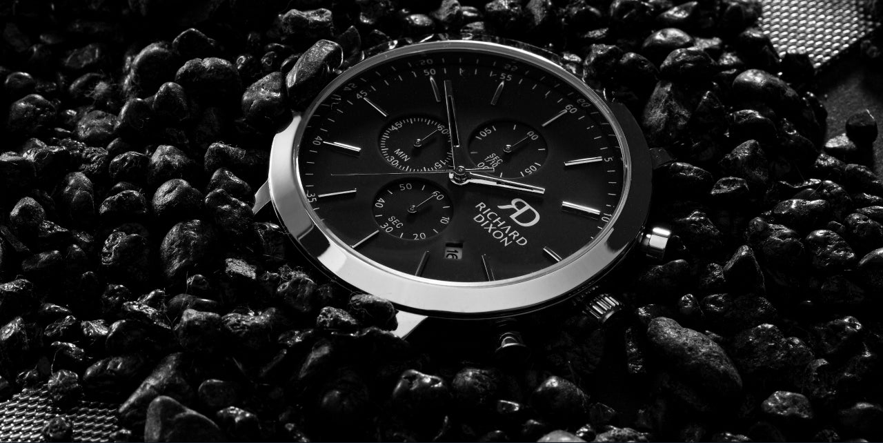 Relógio de Homem Richard Dixon Iconic Chrono Mesh Silver Black Deitado em Destaque
