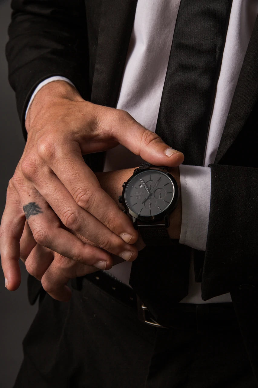 Relógio de Homem Richard Dixon Iconic Chrono Mesh Full Dark com Modelo no Pulso