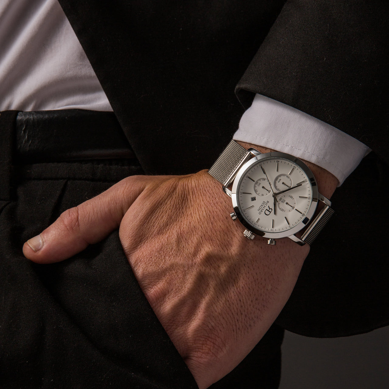 Relógio de Homem Richard Dixon Iconic Chrono Mesh Silver White no Pulso com Mão no Bolso