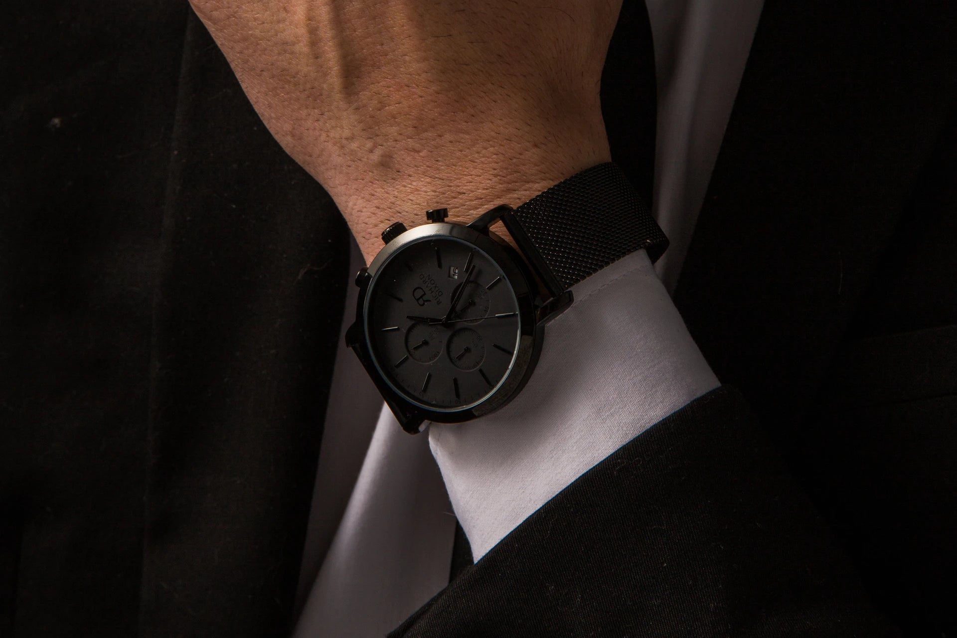 Relógio de Homem Richard Dixon Iconic Chrono Mesh Full Dark no Pulso em Detalhe